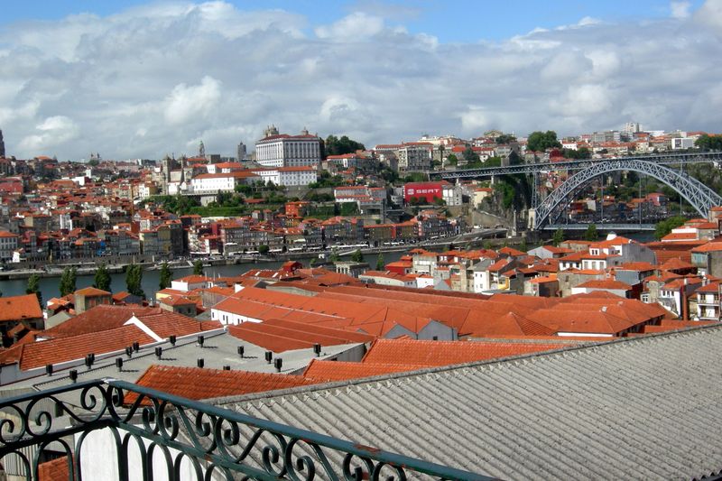 Telhados com chapas de fibrocimento em Vila Nova de Gaia, com o Porto e a Ponte Luís I ao fundo