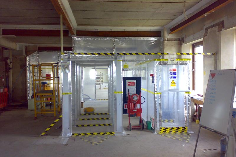 Zona confinada com câmara de descontaminação numa obra de remoção de amianto